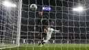 Pemain PSG Maxwell hanya melihat bola yang masuk ke gawangnya pada lanjutan Liga Champions Grup A di Stadion Santiago Bernabeu, Madrid, Rabu(4/11/2015) dini hari. Madrid menang tipis 1-0.  (Reuters / Sergio Perez)