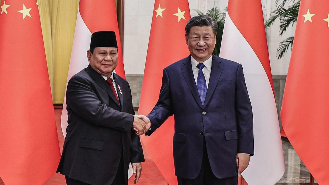 Potret Prabowo Berjalan Gagah 'Dikawal' Xi Jinping Lewati  Penghormatan Tentara China