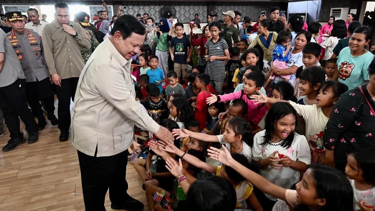 Prabowo tinjau pengungsian korban banjir sumatera