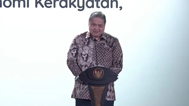 Menteri Koordinator Bidang Perekonomian, Airlangga Hartarto dalam Pesta Rakyat UMKM Indonesia yang digelar PT HM Sampoerna Tbk, di JCC Senayan, Jakarta, Senin (22/7/2024). (Arief/Liputan6.com)