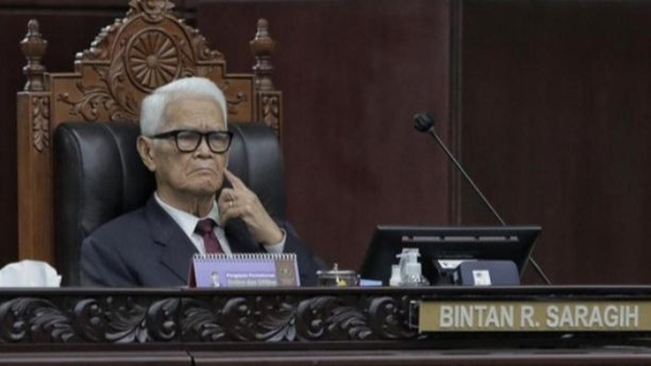Bintan merupakan anggota MKMK yang mewakili unsur akademisi berlatar belakang hukum.