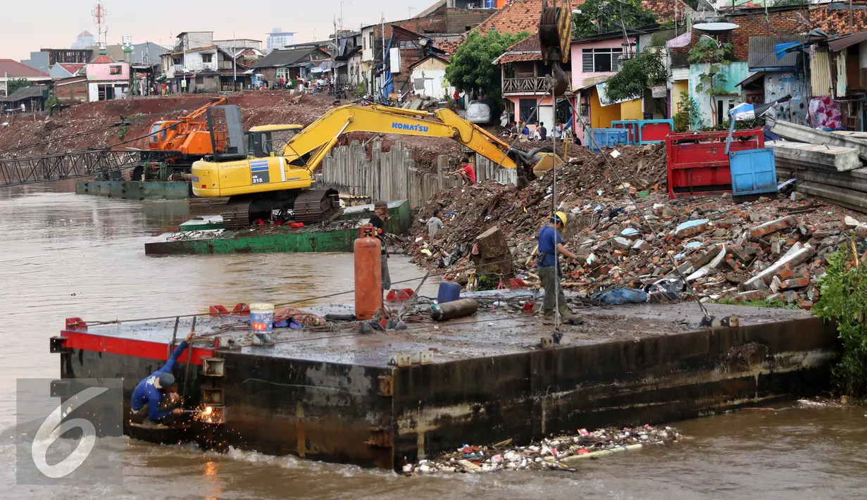 Normalisasi Kali Ciliwung di Bukit Duri terus dikebut, Jakarta (1/11). Pemasangan tiang pancang untuk sheet pile di kali tersebut ditargetkan hingga 2000 meter dan selesai akhir Desember 2016. (Liputan6.com/Gempur M Surya)