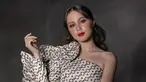 Dalam pemotretan terbarunya bareng Rio Motret ini Nicole Rossi bikin pangling. Memasuki usia remaja, Nicole Rossi semakin pancarkan pesonanya. Wajah cantik Nicole Rossi ini dipoles oleh MUA Rame Jee dan mengenakan dress off shoulder rancangan desainer Renzi Lazuardi. Lipstik merah dan eyeshadow merah muda membuat makeup Nicole Rossi ini on point. (Liputan6.com/IG/@nicole_rossi_)