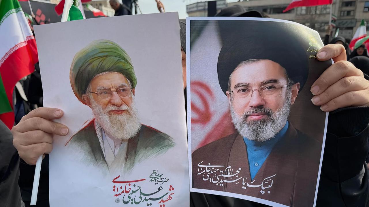 FOTO: Ribuan Warga Iran Turun ke Jalan Dukung Mojtaba Khamenei