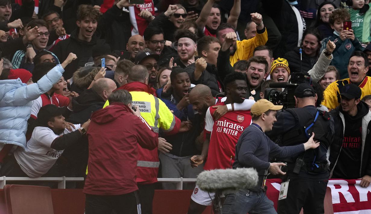 Arsenal akhirnya unggul 1-0 terlebih dahulu pada menit ke-31. Sepakan Bukayo Saka usai menerima umpan silang Kieran Tierney gagal dijangkau Ederson. (AP/Matt Dunham)