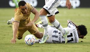 Sergino Dest Vs Juan Cuadrado dalam duel Barcelona versus Juventus di Cotton Bowl, Dallas, AS, Rabu (27/7/2022). (AFP/Getty North America/Ron Jenkins)