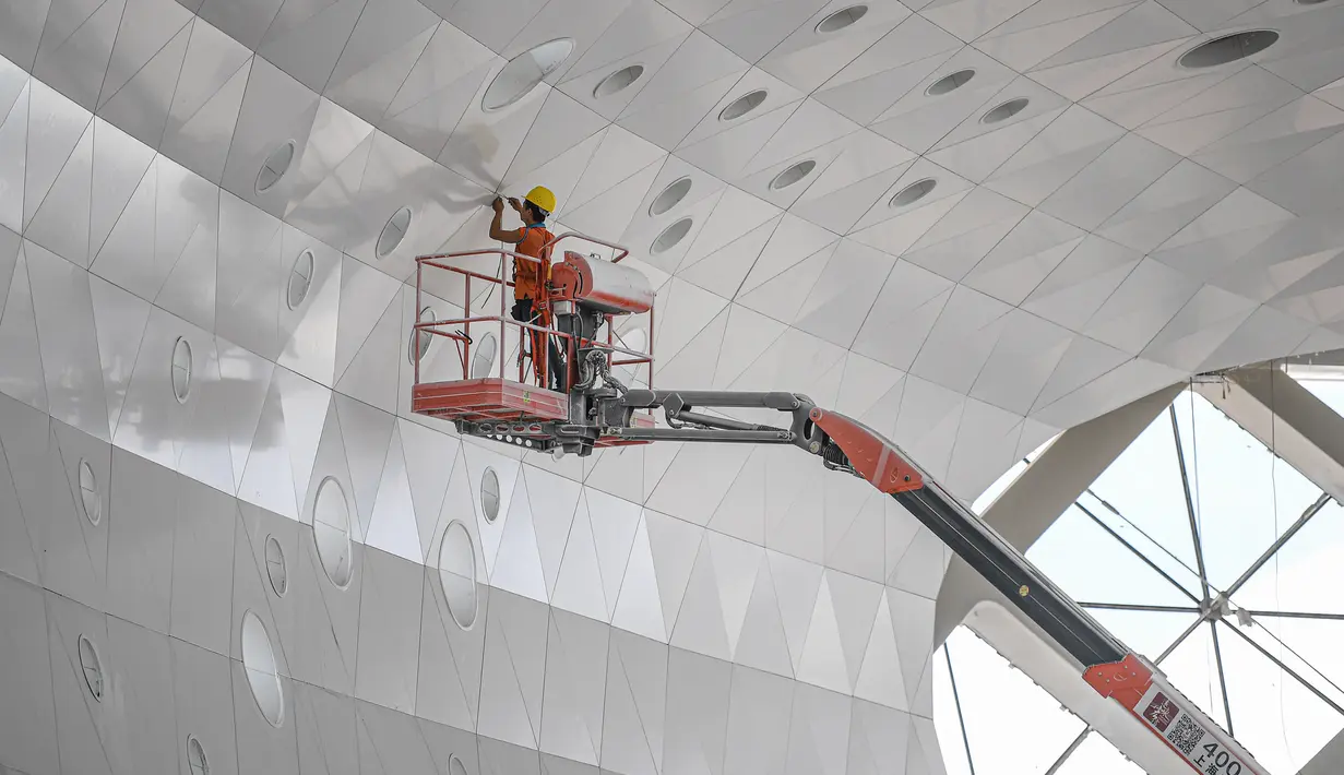 Seorang pekerja terlihat sibuk di lokasi proyek pembangunan tahap dua gedung Hainan International Convention and Exhibition Center di Haikou, Provinsi Hainan, China selatan, pada 25 Agustus 2020. Pekerjaan utama proyek tersebut telah rampung belum lama ini. (Xinhua/Pu Xiaoxu)