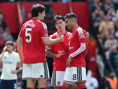 Casemiro menutup penampilannya di Old Trafford dengan momen penuh haru bersama Manchester United. Ia mendapat sambutan hangat dari para suporter dalam laga melawan Nottingham Forest. (AFP/Darren Staples)