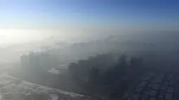 Kabut tebal menyelimuti kota Tianjin di Cina, 2 Januari 2017. Awal tahun 2017, Kabut asap tebal masih menyelimuti sejumlah provinsi di Cina dan membuat jarak pandang tidak terlihat jelas. (Reuters/Stringer)