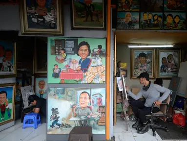 Seorang pelukis sedang menyelesaikan lukisan tokoh-tokoh nasional di Depan Pasar Baru, Jakarta, Kamis (24/12/2020). Di masa-masa awal pandemi para pelukis ini mengaku sepi pesanan, tapi kini mulai banyak pemesanan lukisan mulai tokoh nasional hingga para artis. (merdeka.com/Dwi Narwoko)