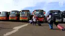 Relawan Projo membawa barang bawaan mereka saat bersiap berangkat ke Solo dengan menggunakan bus, di Kemayoran, Jakarta, Senin, (6/11). Sebanyak 30 bus di berangkatkan dari Jakarta menuju Solo. (Liputan6.com/JohanTallo)