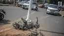 Bangkai sepeda motor usai dibakar massa aksi tergeletak di bawah jembatan layang Slipi, Jakarta, Kamis (26/9/2019). Aksi menolak revisi UU KPK, revisi UU KUHP dan sejumlah revisi UU lainnya berjalan anarkis di sekitar Gedung DPR pada Rabu 25 September 2019. (Liputan6.com/Faizal Fanani)