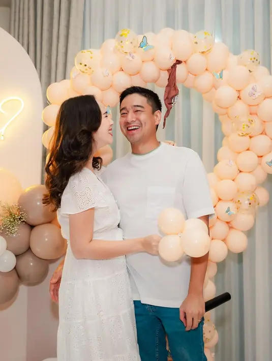 Diketahui dalam momen gender reveal yang digelar bersama keluarga, Pamela Bowie tengah hamil anak laki-laki. Semoga sehat terus untuk ibu dan bayi!  [@pammybowie]