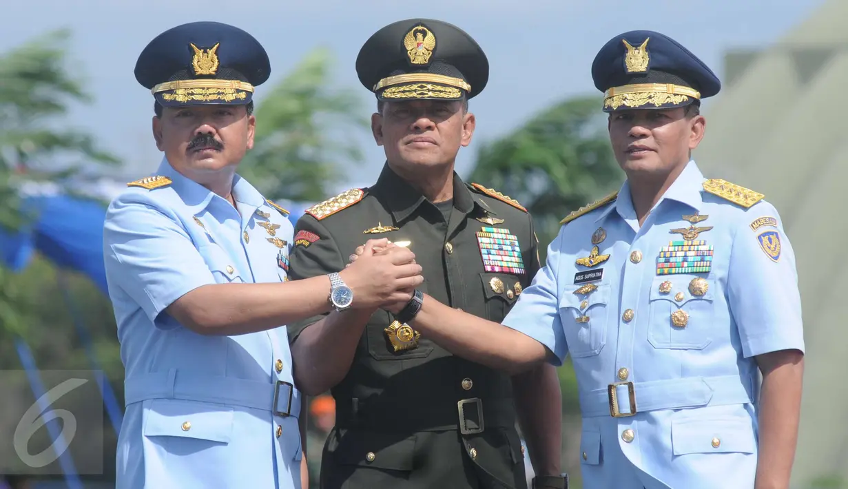 Panglima TNI Jenderal Gatot Nurmantyo (tengah) bersama Marsekal TNI Hadi Tjahjanto dan Agus Supriatna bersalam komando usai serah terima jabatan KSAU di Lanud Halim Perdanakusuma, Jakarta, Jumat (20/1). (Liputan6.com/Helmi Afandi)