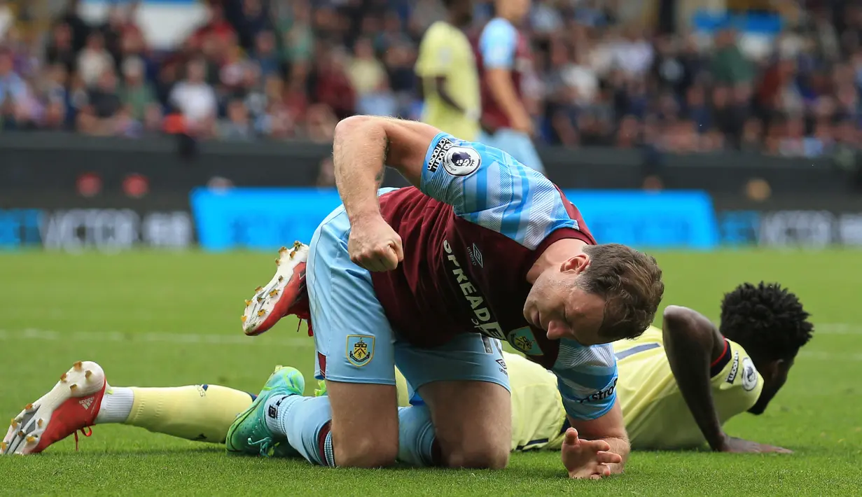Pada menit ke-15 giliran Burnley yang memiliki peluang mencetak gol. Sundulan Ashley Barnes usai menerima umpan Ashley Westwood masih melebar dari gawang Arsenal. (AFP/Lindsey Parnaby)