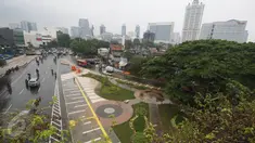 Pemandangan trotoar di Jalan Jatibaru Raya, Tanah Abang, Jakarta, Senin (21/11). Meskipun belum sepenuhnya selesai, namun trotoar yang dulu dipenuhi PKL tersebut kini telah berubah menjadi bersih dan asri. (Liputan6.com/Immanuel Antonius)