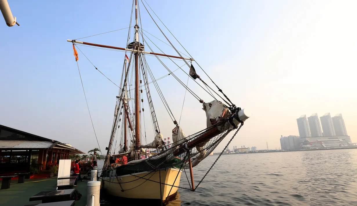 <p>Kapal Sail Vega bersandar, di Pantai Mutiara, Jakarta Utara, Kamis (06/7). Sejak tahun 2015 Kapal Sail Vega bekerjasama dengan OT Grup menjalankan aksi sosial kemanusiaan dengan membawa bantuan di Indonesia Timur. (Liputan6/JohanTallo)</p>