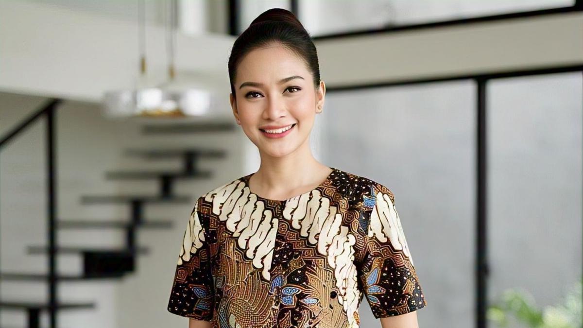 6 Model Baju Batik Tunik Bawahan Rok Plisket, Tampil Chic dan Anggun Seharian