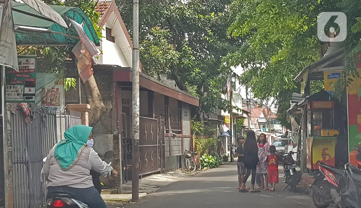 Sejumlah anak-anak sedang bermain di kawasan Matraman, Jakarta, Jumat (5/2/2021). Di tengah lonjakan kasus COVID-19 masih banyak masyarakat yang abai terhadap protokol kesehatan. (Liputan6.com/Herman Zakharia)