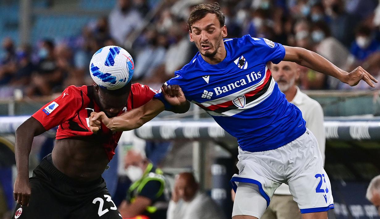 Tertinggal satu angka di babak pertama, Sampdoria terus mencoba samakan kedudukan di babak kedua. Buruknya penyelesaian dan final pass serta solidnya lini belakang yang dikawal oleh Fikayo Tomori (kiri) membuat Sampdoria kesulitan membongkar pertahanan AC Milan. (Foto: AFP/Miguel Medina)
