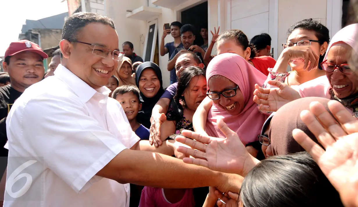Cagub DKI Jakarta, Anies Baswedan menyalami warga saat tiba untuk sosialisasi di kawasan Jatipulo, Palmerah, Jakarta, Rabu (15/3). Dihadapan warga, Anies mensosialisasikan rencana program kerjanya jika terpilih. (Liputan6.com/HelmiFithriansyah)