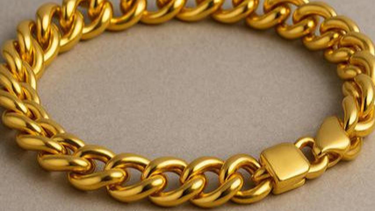 8 Inspirasi Gelang Emas Polos 24K, Fashion Item yang Enggak Pernah Ketinggalan Zaman