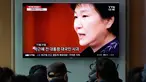 Warga menyaksikan layar TV yang menyiarkan berita tentang mantan presiden Korea Selatan Park Geun-hye, Seoul, Korea Selatan, Jumat (6/4). Pengadilan Korea Selatan menjatuhkan hukuman penjara selama 24 tahun untuk Park Geun-hye. (AP Photo/Lee Jin-man)