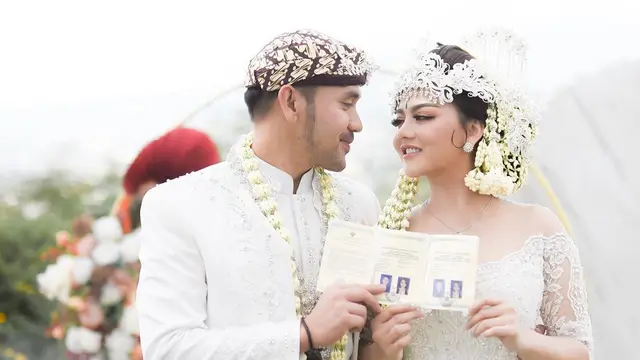 7 Potret Pernikahan Jenita Janet dengan Pengusaha Danu Sofwan