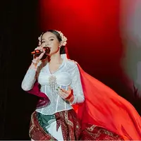 Yura Yunita saat manggung di hari ulang tahun Republik Indonesia (Instagram/yurayunita).