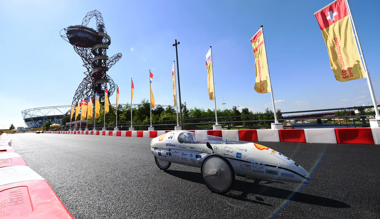 Mobil prototipe etanol dari tim Hanseatic Efficiency asal Jerman melaju saat mengikuti European Drivers World Championship Shell Make the Future Live di mulai di London (25/5). (Mark Pain / Shell via AP Images)