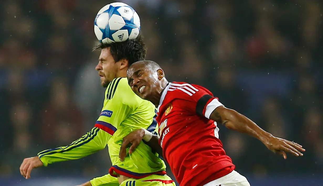 Gelandang Manchester United, Ashley Young (kanan) berebut bola udara dengan bek CSKA Moscow, Georgy Shchennikov pada liga champions di stadion Old Trafford,Inggris (3/11). Manchester United menang atas CSKA Moscow dengan skor 1-0. (Reuters/Darren Staples)