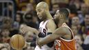 Pemain Chicago Bulls, Taj Gibson (kiri) berduel dengan pemain Cleveland Cavaliers, Tristan Thompson pada aga NBA basketball game di Quicken Loans Arena, Cleveland. (AP/Tony Dejak)