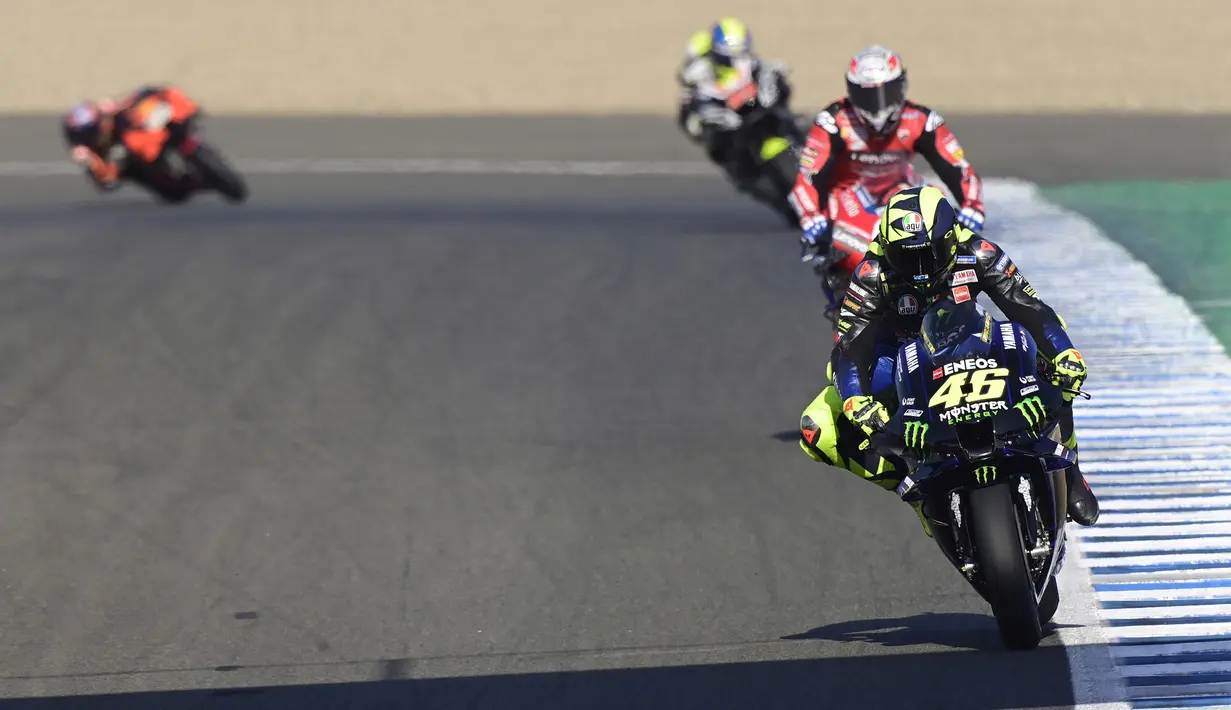 Pembalap Monster Energy, Valentino Rossi, saat latihan bebas pertama (FP1) MotoGP Andalusia 2020 di Sirkuit Jerez, Jumat (24/7/2020). Vinales mengukir waktu lap tercepat dan Rossi menempati posisi kedua. (AFP/Javier Soriano)