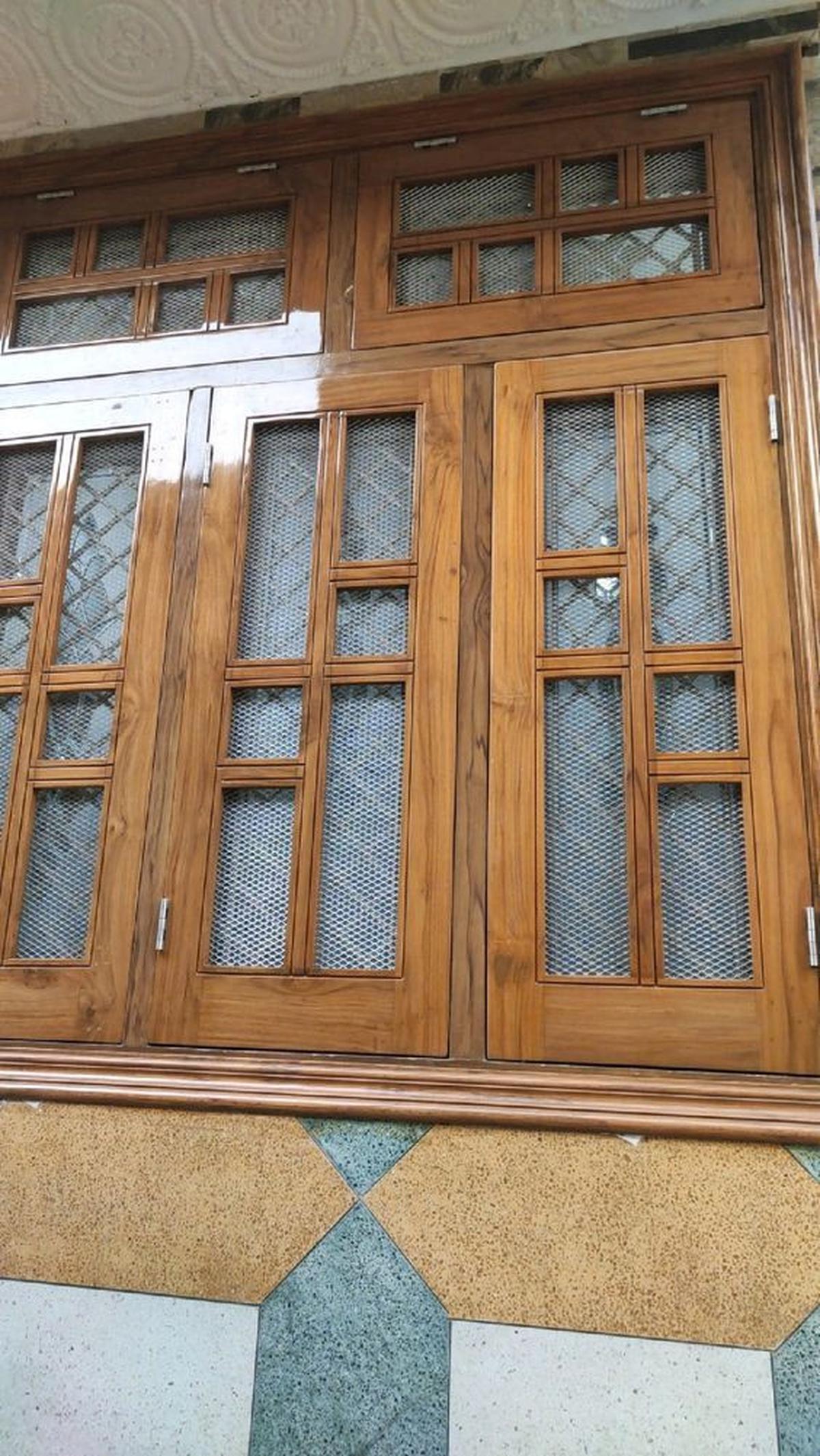 Desain Jendela Kayu Sederhana