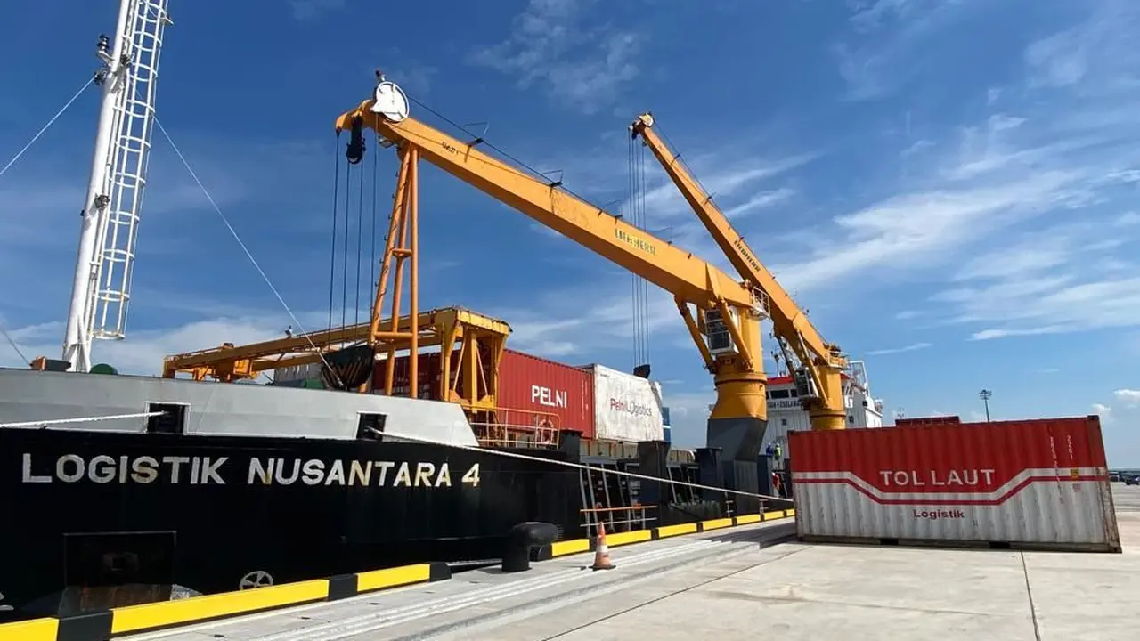 Kapal KM Logistik Nusantata 4 berangkat perdana dari Dermana Pelabuhan Patimban, Subang, Jawa Barat, Rabu (14/9/2022).