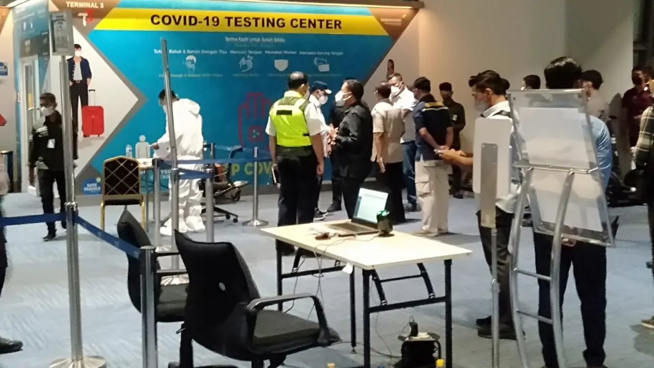 Jika penumpang pesawat internasional di Bandara Soekarno Hatta ada yang positif terpapar virus Covid-19, maka akan dirujuk ke rumah sakit yang sudah ditunjuk.