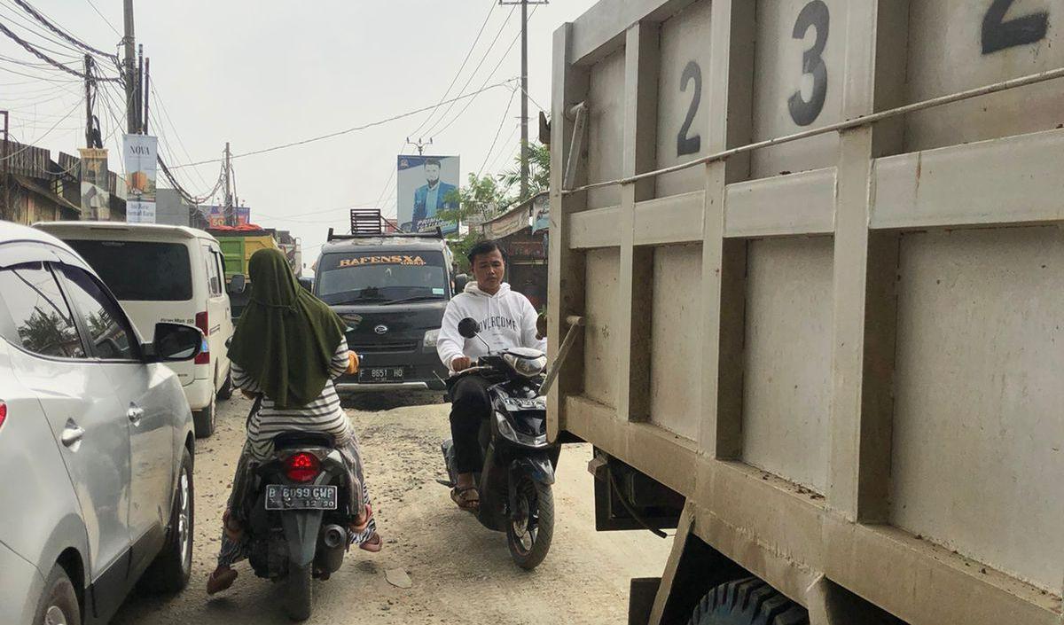 Parahnya kondisi jalan tersebut dapat dilihat dari depan minimarket hingga gerbang Perumahan Serpong Garden Village.<br>