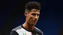 Penyerang Juventus, Cristiano Ronaldo, tampak kecewa usai timnya kalah saat menghadapi AC Milan pada laga lanjutan Serie A di San Siro, Rabu (8/7/2020) dini hari WIB. Juventus kalah 2-4 atas AC Milan. (AFP/Miguel Medina)