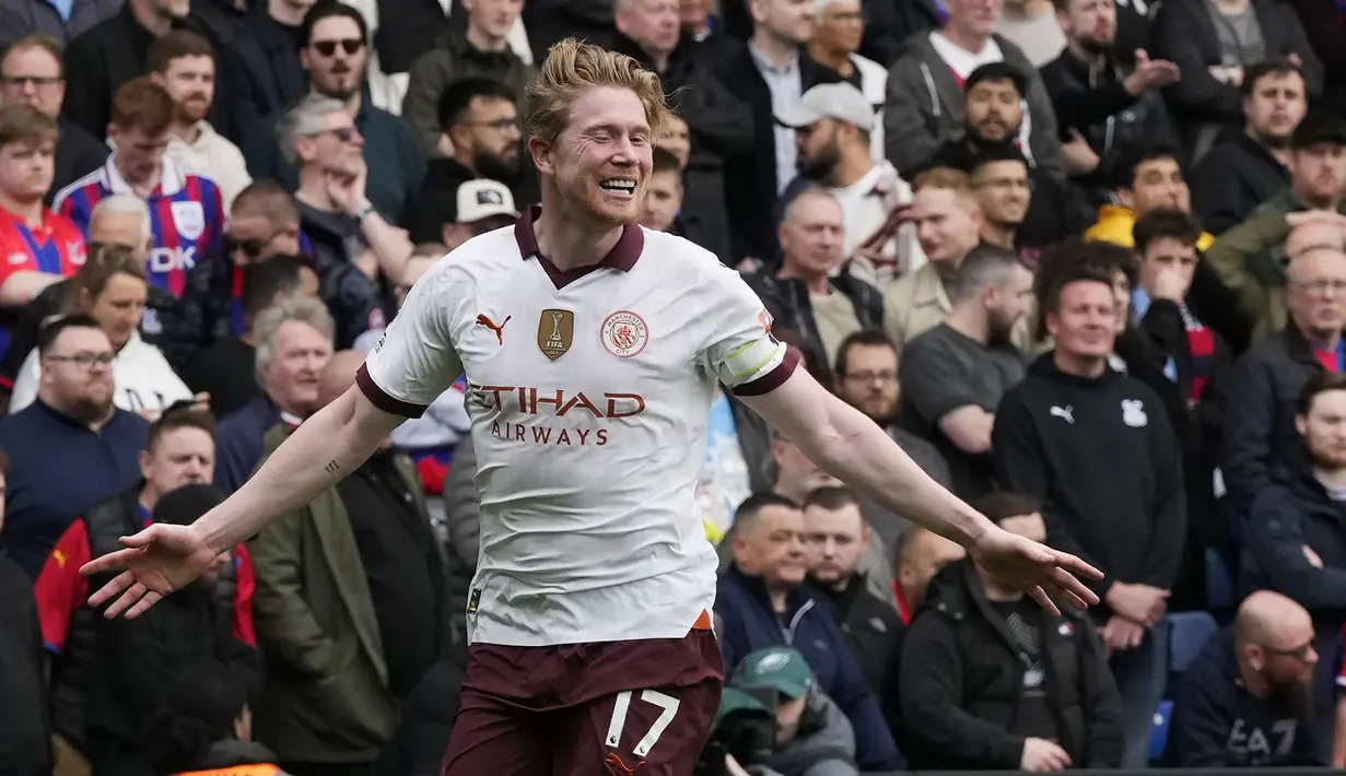 Selebrasi gelandang Manchester City, Kevin De Bruyne merayakan gol keempat timnya ke gawang Crystal Palace pada laga pekan ke-32 Premier League 2023/2024 di Selhurst Park stadium, London, Sabtu (6/4/2024). (AP Photo/Frank Augstein)