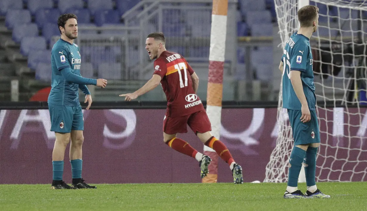 Gelandang AS Roma, Jordan Veretout berselebrasi usai mencetak gol ke gawang AC Milan pada pertandingan lanjutan Liga Serie A Italia di stadion Olimpiade, Italia,Senin (1/3/2021). Hasil ini membuat AC Milan menempel ketat rival mereka Inter Milan  di puncak klasemen. (AP Photo/Gregorio Borgia)