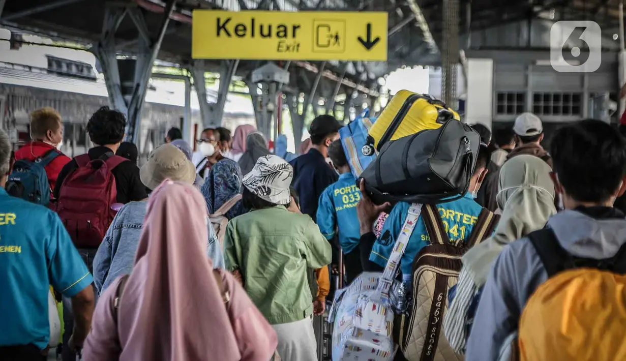 <p>Sejumlah porter membawa barang penumpang kereta api Dharmawangsa dari Surabaya tiba di Stasiun Pasar Senen, Jakarta, Kamis (5/5/2022). Sebanyak 38.400 penumpang yang berangkat dari seluruh stasiun KA Jarak Jauh tiba di area Daop 1 Jakarta pada H+3 lebaran. (Liputan6.com/Faizal Fanani)</p>