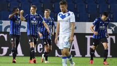 Para pemain Atalanta merayakan gol yang dicetak oleh Mario Pasalic ke gawang Brescia pada laga Serie A di Stadion Gewiss, Selasa (14/7/2020). Atalanta menang 6-2 atas Brescia. (Gianluca Checchi/LaPresse via AP)