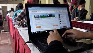 Sistem tes seleksi CPNS berbasis online merupakan terobosan baru dari Kementerian Pendayagunaan Aparatur Negara dan Reformasi Birokrasi (KemenPAN-RB) dan Badan Kepegawaian Negara (BKN), (20/8/2014). (Liputan6.com/Miftahul Hayat)