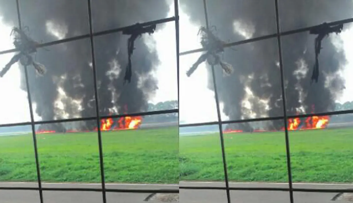 Pesawat tempur F-16 milik TNI AU gagal take off di Lanud Halim Perdanakusuma Jakarta, Kamis (16/4/2015). Insiden ini mengakibatkan pesawat dengan nomor ekor TS-1643 tersebut terbakar. (twitter.com/eldayato)