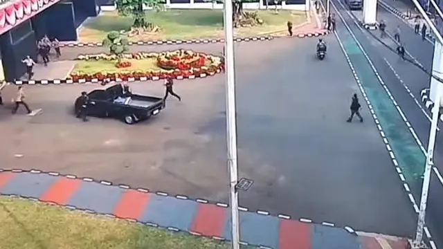 Detik-detik Pikap Terobos Gerbang DPR Saat Demo 27 Agustus