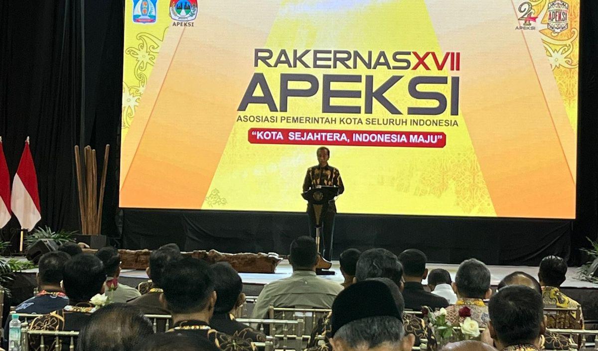 "Kalau tidak 10 - 20 tahun akan datang semua kota akan macet, gak percaya kita lihat nanti kalau kota-kota gak siapkan diri mengenai transportasi massalnya,"