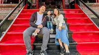 Kiky Saputri bersama suami dan anak angkatnya (Sumber: Instagram/kikysaputrii)