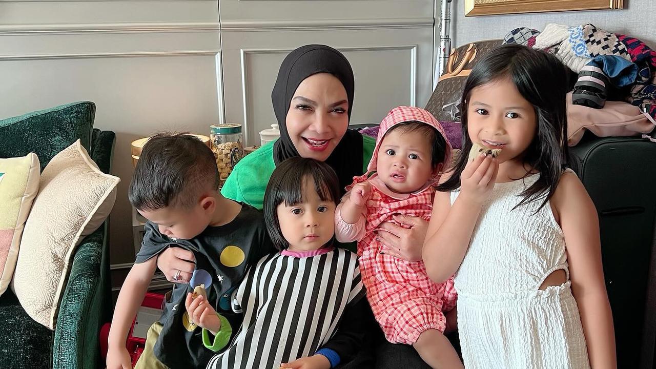 7 Potret Rieta Amilia Bareng Kelima Cucunya, Netizen Salfok Rafathar Jahil ke Rayanza