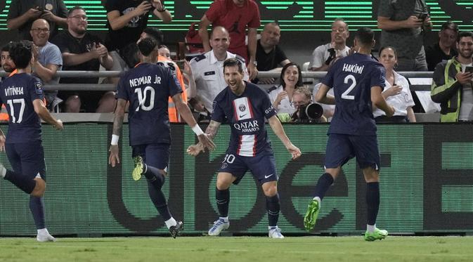 <p>Lionel Messi menyumbangkan satu gol saat Paris Saint-Germain menang 4-0 atas Nantes pada laga Piala Super Prancis di&nbsp;Bloomfield Stadium, Tel Aviv, Senin (1/8/2022) dini hari WIB. Berkat hasil itu, PSG berhak atas trofi Piala Super Prancis. (AP Photo/Ariel Schalit)</p>