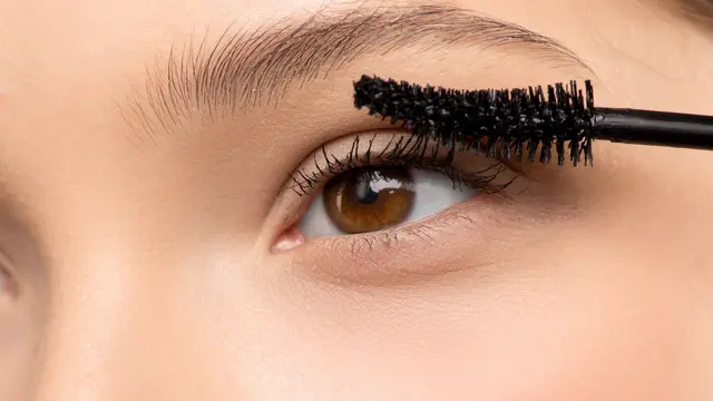 5 Cara Memakai Maskara yang Benar agar Bulu Mata Lentik Maksimal ala MUA Ryan Ogilvy